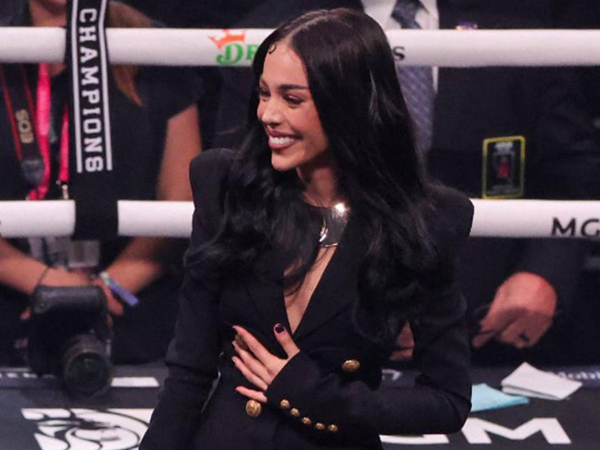 Danna Paola entonó el <b>Himno Nacional Mexicano</b> en la ceremonia y luego fue sorprendida por Canelo.