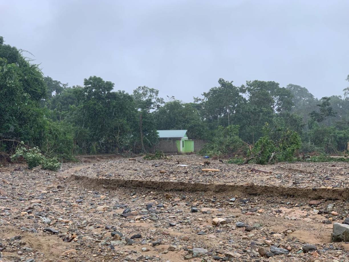 Según el Centro Nacional de Huracanes, con sede en Miami, Florida, se esperan lluvias hasta principios de la próxima semana, de 15 a 25 pulgadas de agua, con tormentas aisladas de 35 pulgadas sobre el norte de Honduras.