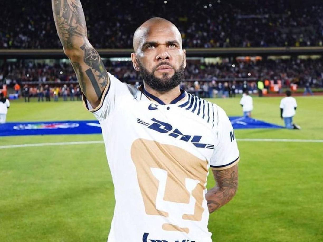 La joven le pidió marcharse del lugar, aunque de camino a la salida rompió a llorar y fue atendida por el personal de la discoteca, que activó el protocolo frente a agresiones sexuales. 