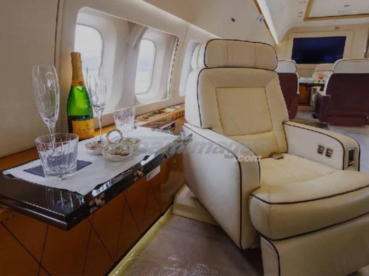 En las imágenes que han circulado en redes sociales se observa una nave llena de lujos. 