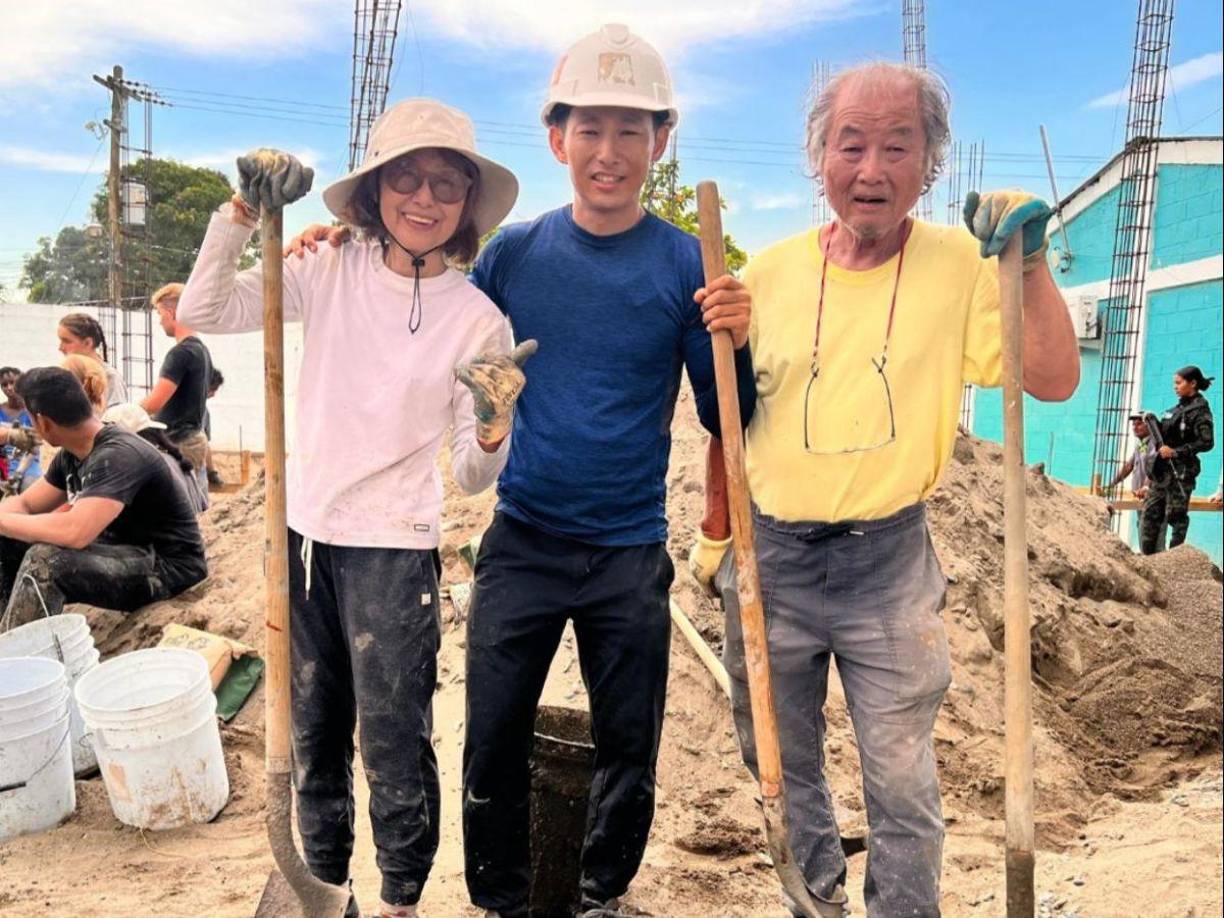 Doña Aoi y don Yuichiro, ambos padres del reconocido influencer Shin Fujiyama se sumaron a la labor altruista de su hijo en la construcción de una escuela más en Honduras.