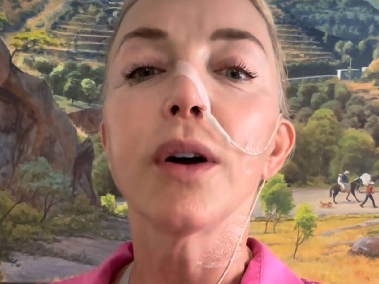 La intérprete de 60 años explicó a través de un video compartido en sus redes sociales que, a pesar de que ya le diagnosticaron una hernia desde hace tiempo, ahora los médicos estudian el funcionamiento de su esófago.