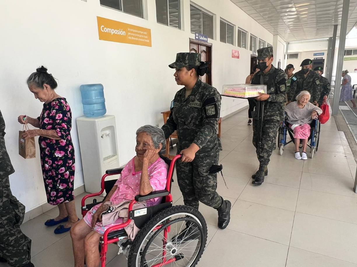 Los militares compartieron alimentos , entrega de medicamentos e implementos de aseo personal.