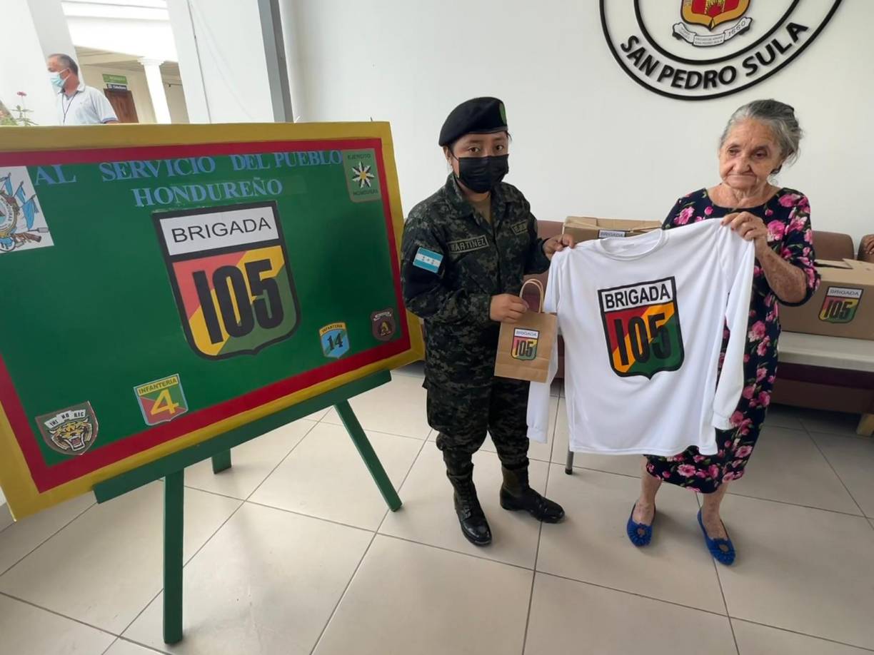 Esta abuelita recibió una camiseta distintiva de la 105 Brigada