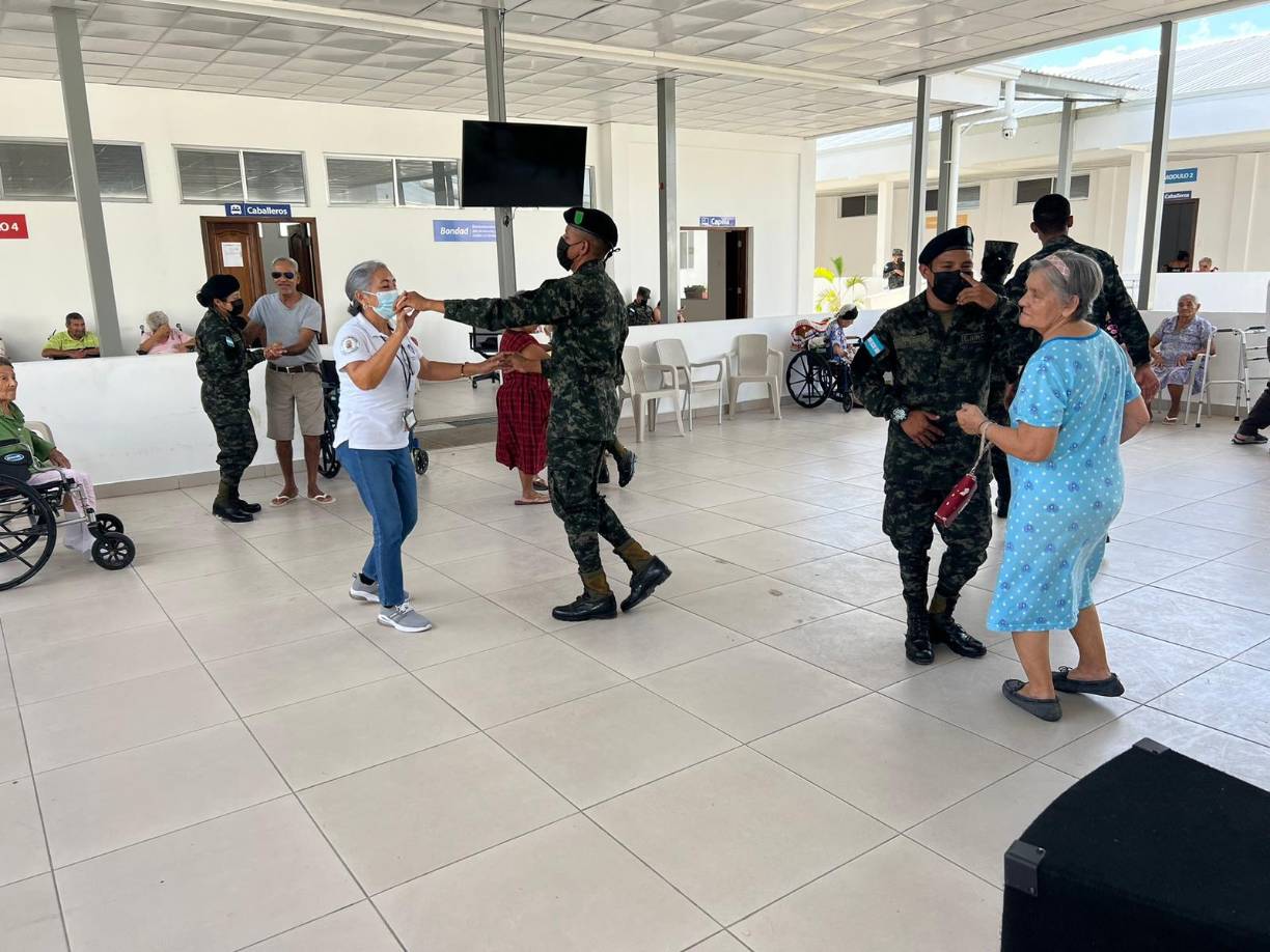 Y no podían irse del hogar sin dar una buena bailada.