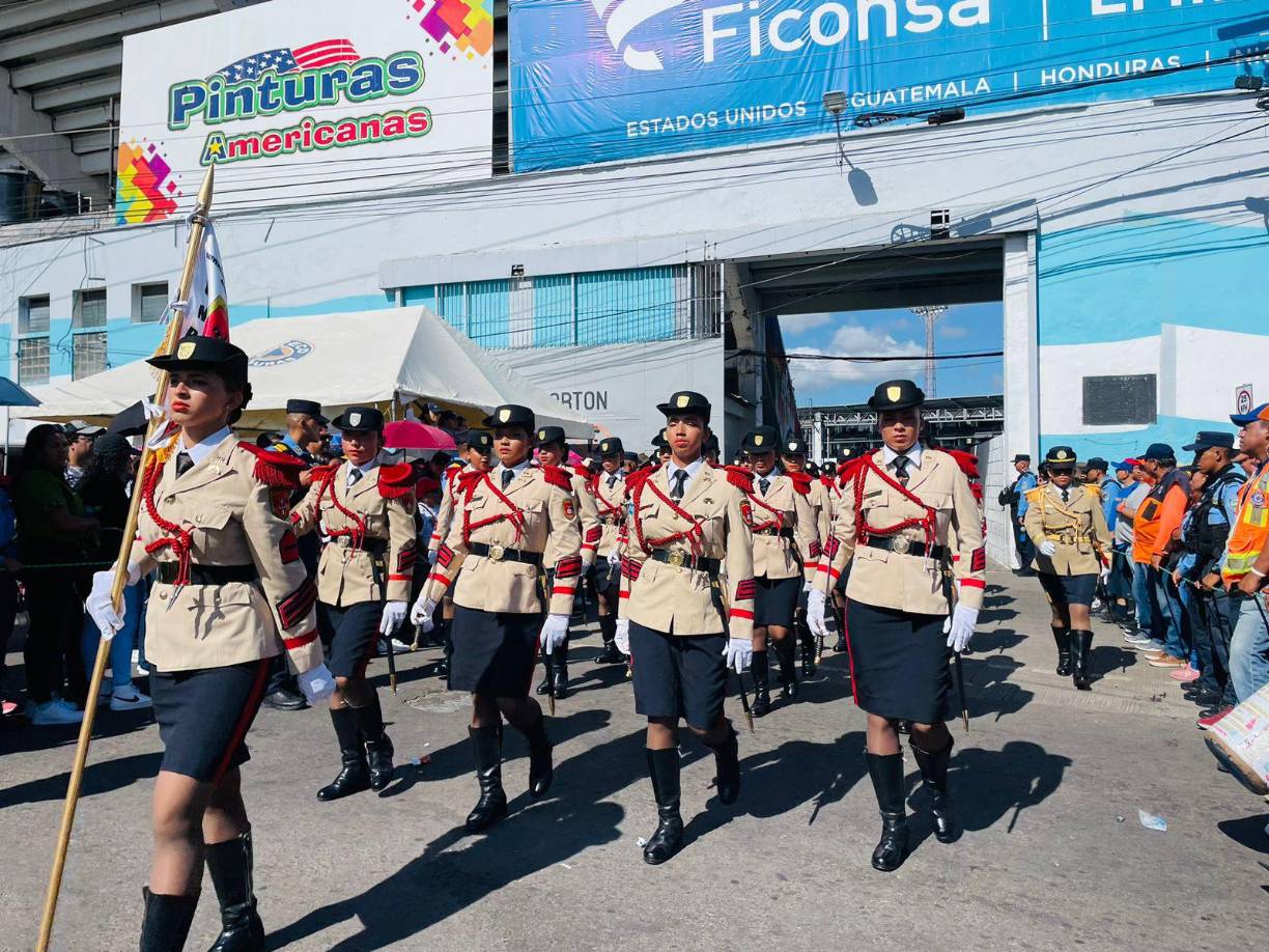 Las señoritas cadetes al salir del estadio nacional José de la Paz Herrera. 