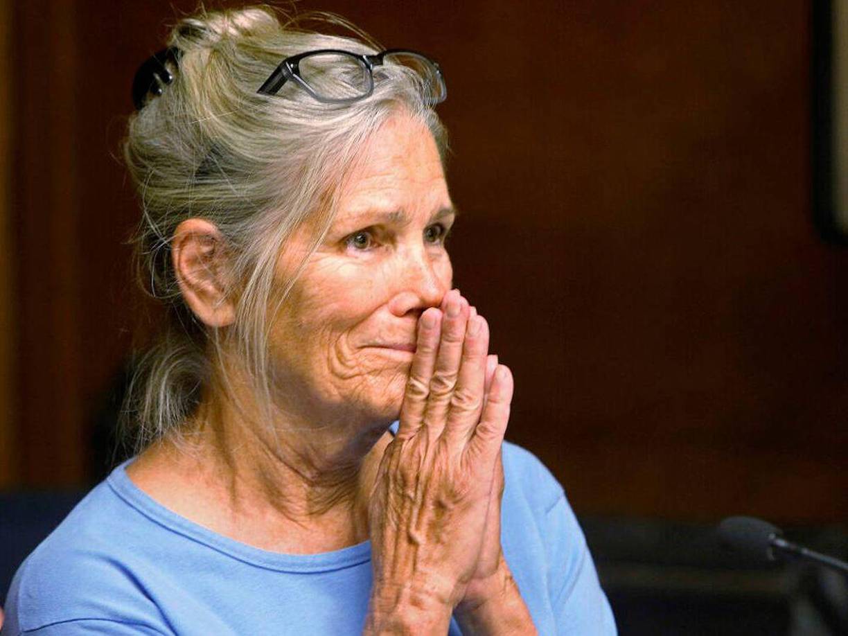 Meses después de conocer a Manson, Leslie Van Houten y sus amigos se mudaron a vivir con él en el rancho Spahn, ubicado en las afueras del condado de Los Ángeles. Manson ideaba una guerra racial y tenía un extraño plan para incitarla, que comenzaba con los asesinatos de la actriz Sharon Tate (esposa del director de cine Roman Polanski, que estaba embarazada de ocho meses) y otras cuatro personas en Bel Air el 9 de agosto de 1969. Leslie Van Houten no participó en esos asesinatos.