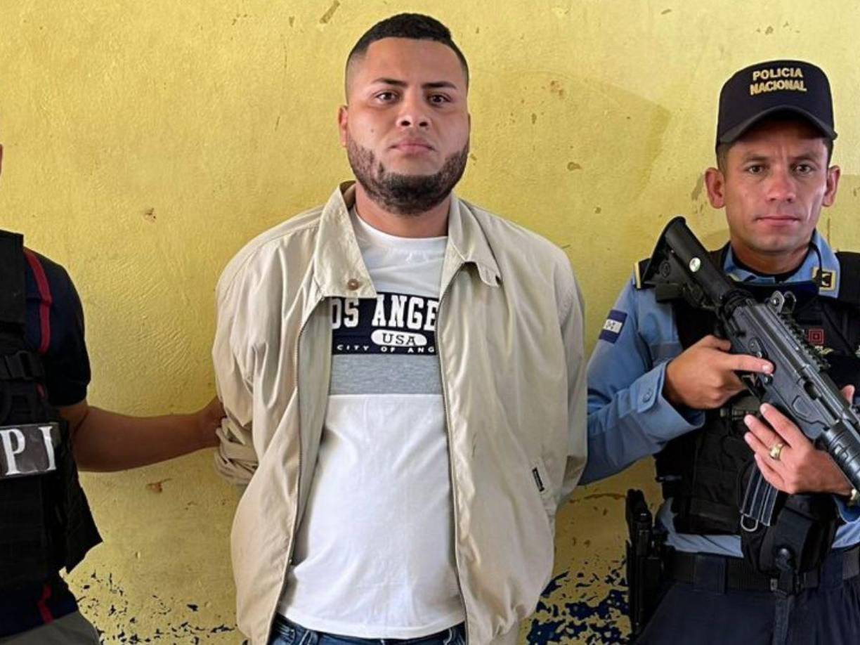 Segun versión de testigos protegidos manifiestan que la joven Francis Yadira Córdoba Avila se desplazaba a bordo de una motocicleta por la calle principal que conduce a la Aldea Ocobas de esta ciudad de Danli, El Paraiso y como a eso de las 23:00 horas fue interceptada por su expareja Edgar Misael Durón quien también se transportaba abordo de una motociclet de manera inmediata le dijo a la ofendida que se parara y luego sacó un arma de fuego e inicio a disparar en reiteradas ocasiones.