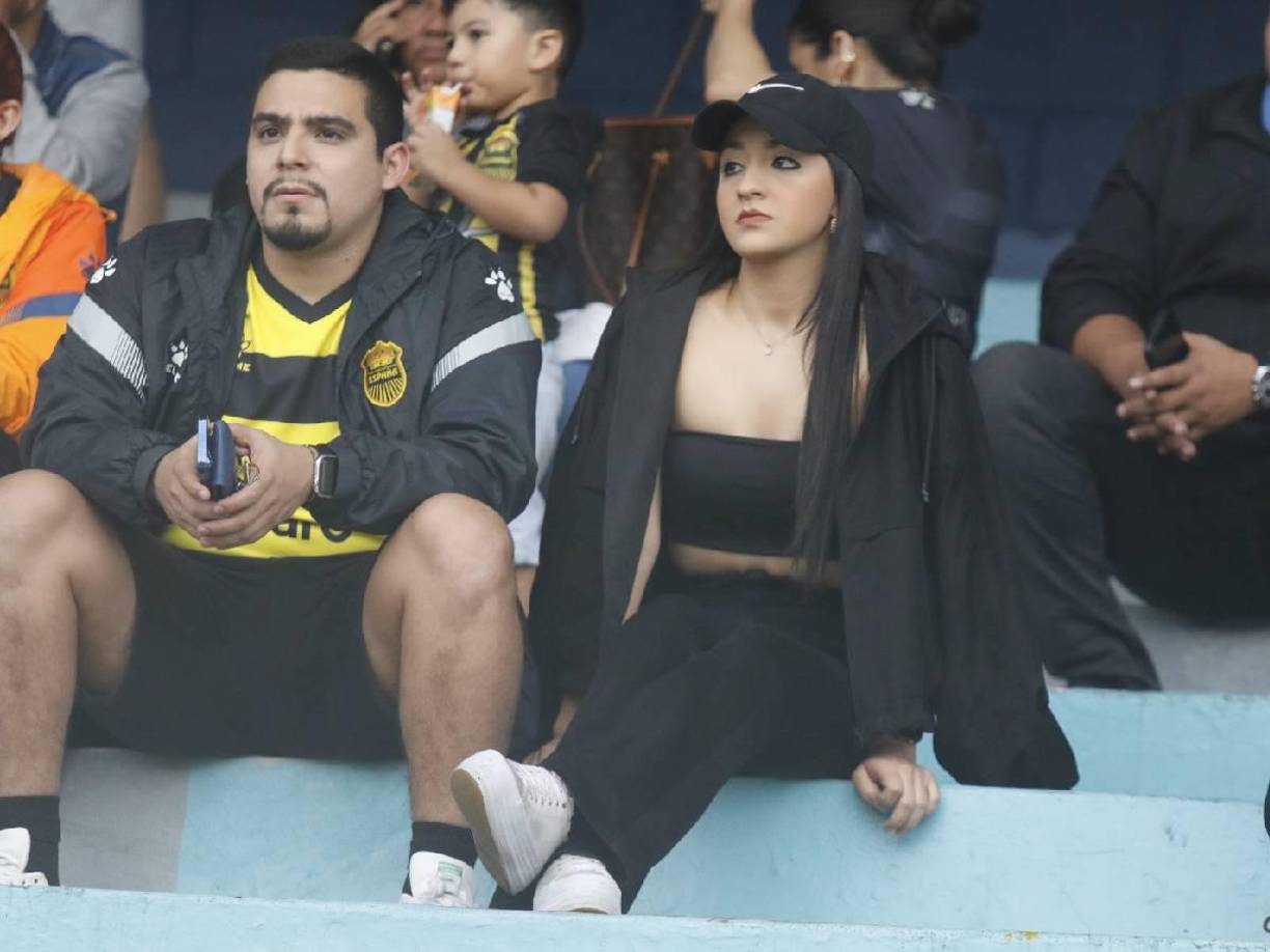 Dentro de los aficionados, esta linda chica se hizo presente en el recinto sampedrano.