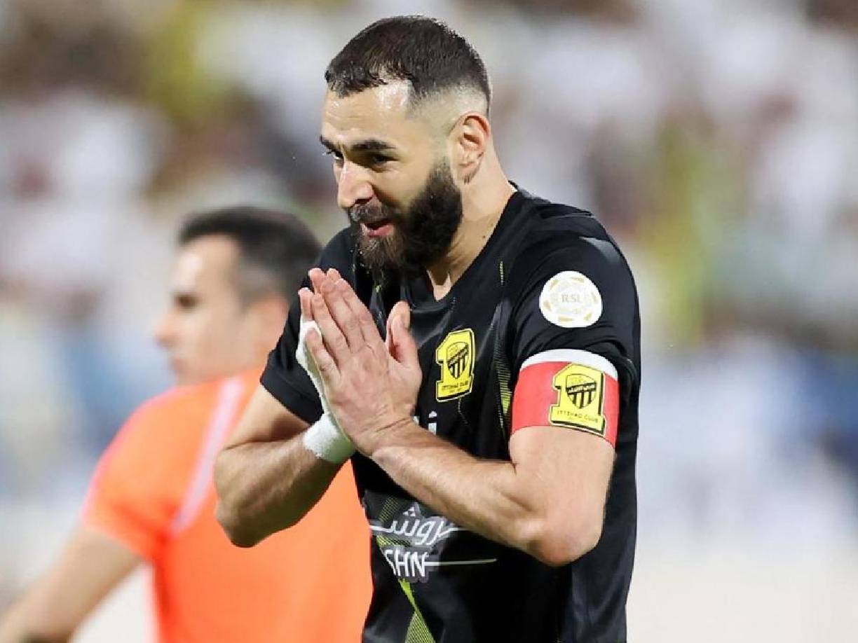Según L’Équipe, tanto Karim Benzema como su entorno desmiente los rumores de su salida de Arabia Saudí y aseguran que su petición son fichajes para hacer su equipo más competitivo.