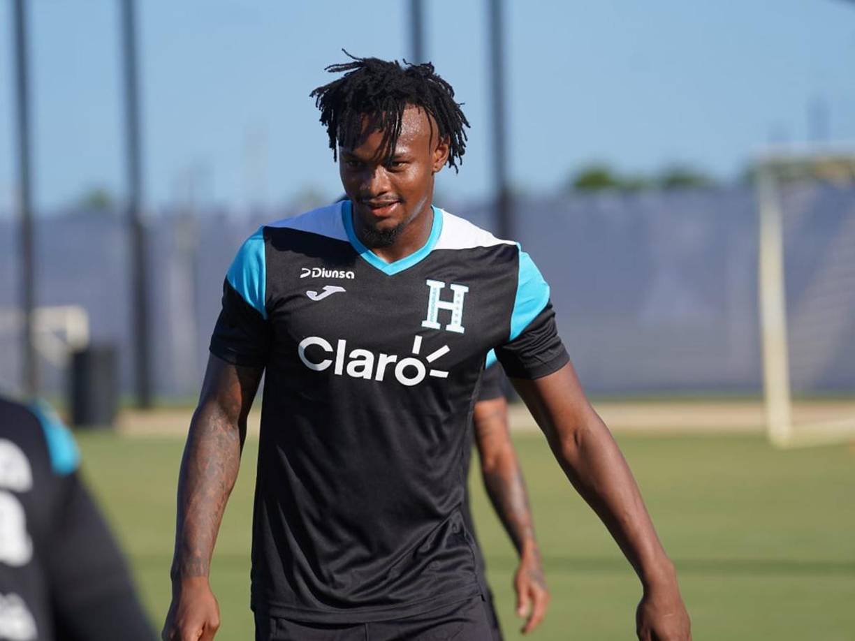 Ricky Zapata: Apuntar a ser el titular por la banda izquierda.