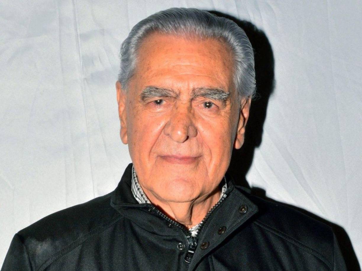 En octubre pasado el actor de “Mi marido tiene familia” se sometió a una cirugía por los fuertes dolores que tenía en la espalda ocasionados por una caída que sufrió en 2021. El histrión, de 90 años de edad, permaneció hospitalizado y bajo observación médica durante varios días. Aunque no tuvo complicaciones durante el procedimiento, su salud se ha visto afectada por una enfermedad ocular que le impide distinguir los rostros de las personas.