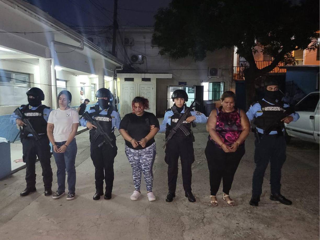 Tres mujeres fueron capturadas este jueves por la Unidad Nacional Antisecuestros en el barrio Concepción, Choloma, Cortes, zona norte de Honduras.