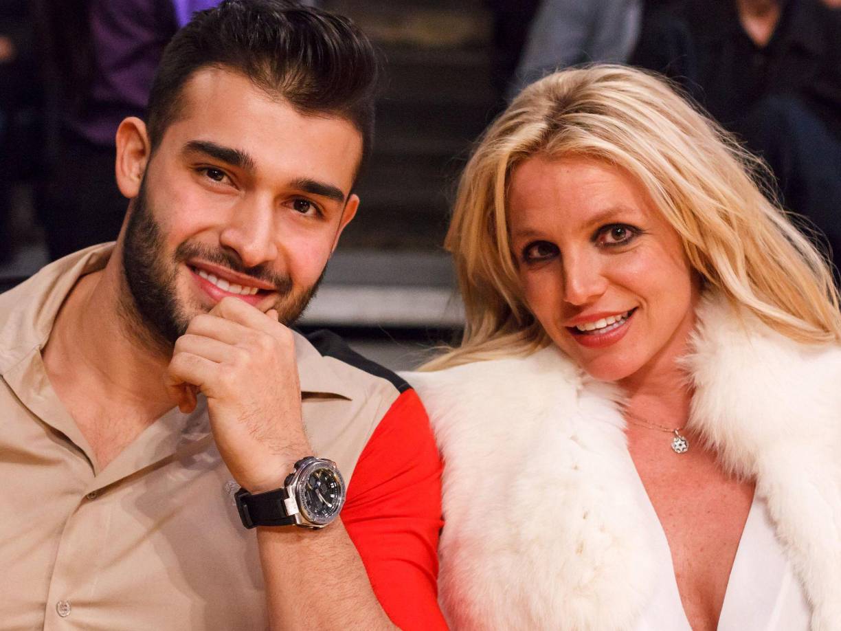 El esposo de Britney Spears Sam Asghari abordó las especulaciones de que ‘controla’ a su esposa Britney Spears.