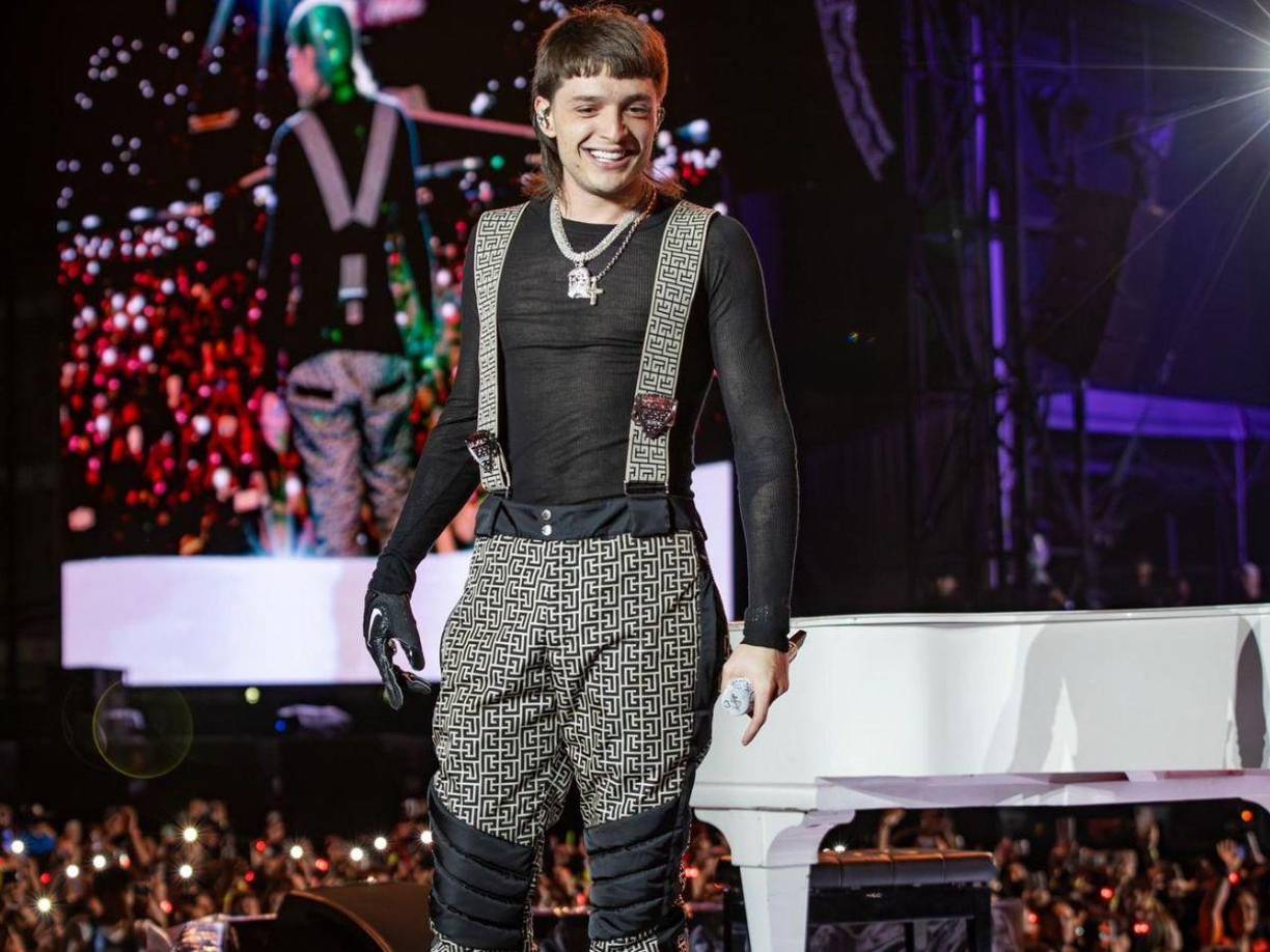 El artista mexicano Peso Pluma ha vuelto recargado y con mucha música a los escenarios en su ciudad natal, luego de las fuertes amenazas de muerte que ha recibido por parte de cárteles mexicanos y ante las críticas de poca venta de su boletería en sus conciertos.