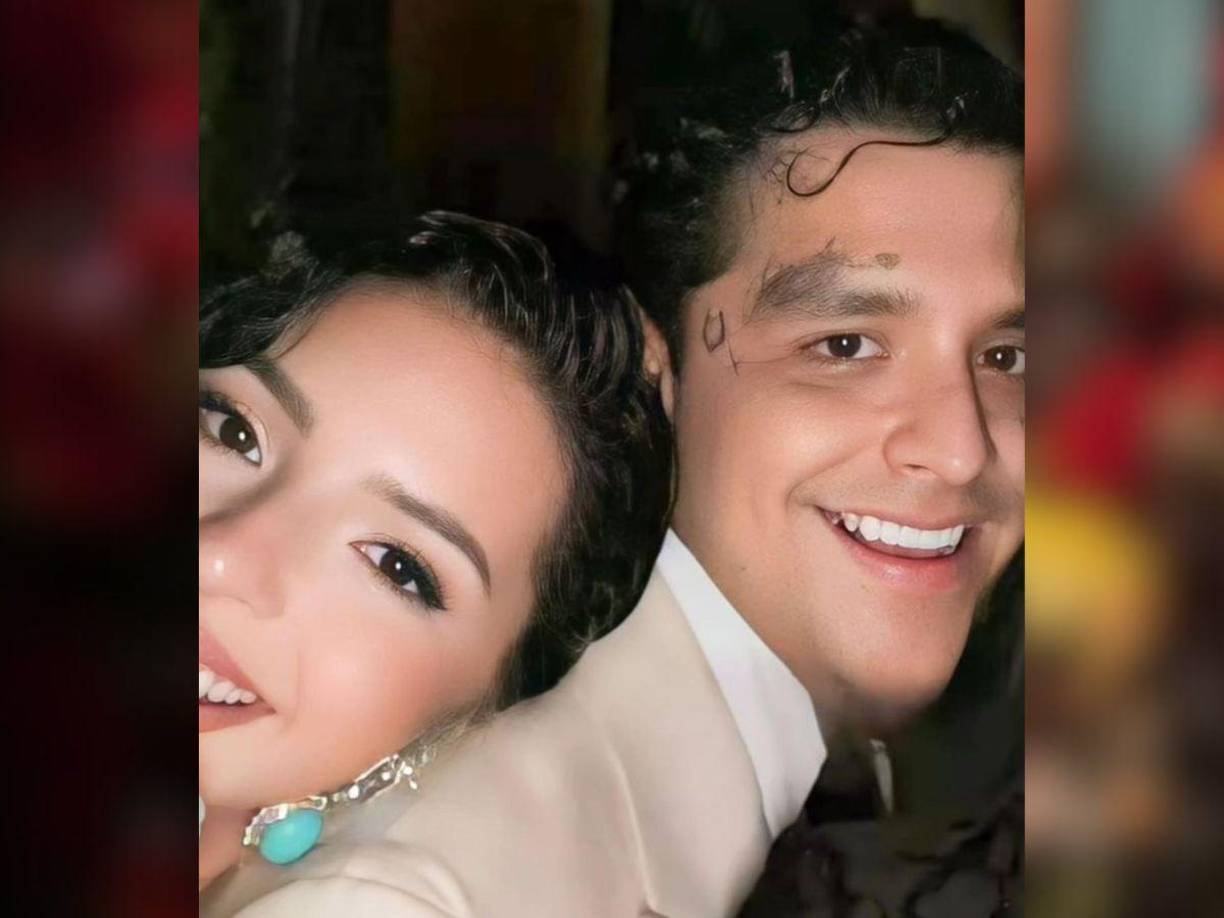 Por su parte Christian Nodal y Ángela Aguilar se mostraron felices durante su boda.