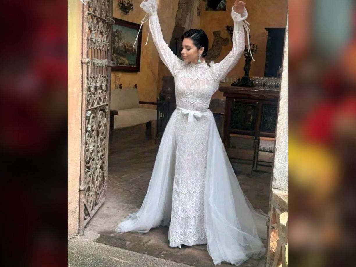 Asimismo se filtró una foto donde se puede apreciar el vestido de novia de Ángela Aguilar.