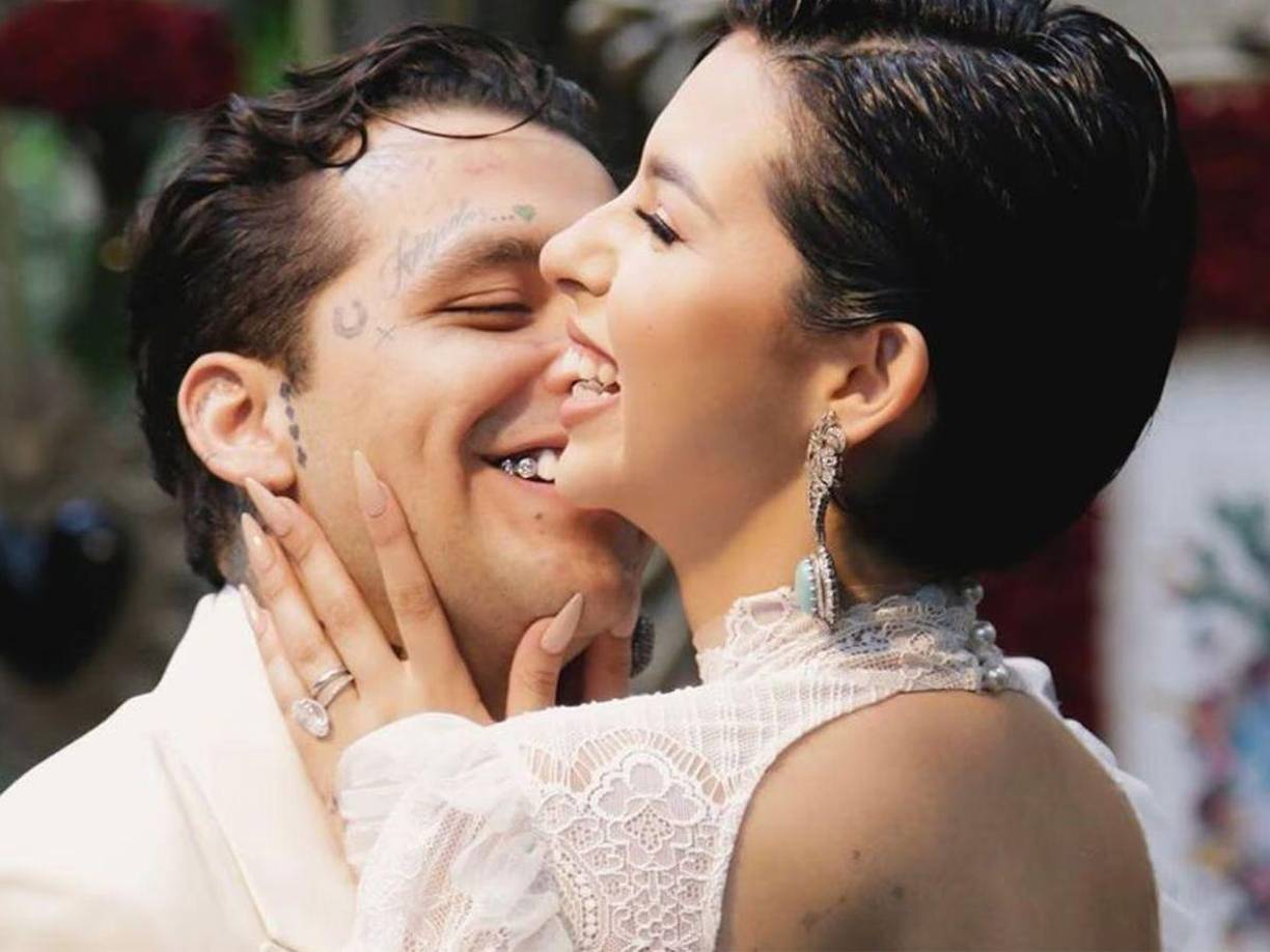 Pues desde que se confirmó su romance y ahora matrimonio con Nodal, Ángela no ha dejado de ser criticada y compara incluso con la mujer con la que Gerard Piqué le fue infiel a Shakira, esto por supuestamente interponerse en una relación en donde había hijos de por medio y con una mujer a la que llamabas “amiga”