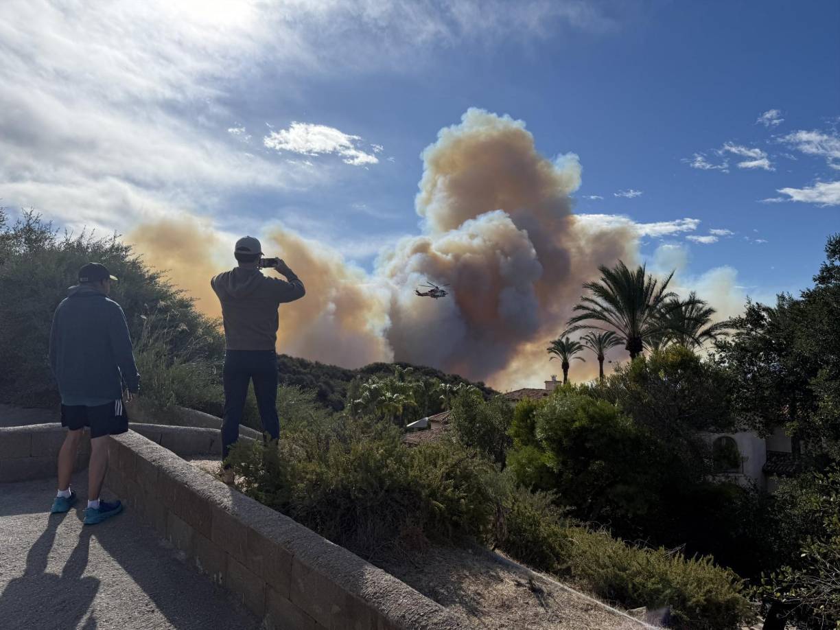 A Pacific Palisades se han desplazado varios decenas de unidades de bomberos, se han desplegados medios aéreos y hasta bulldozers para despejar un gran número de vehículos dejados atrás por los residentes en esta apresurada evacuación.