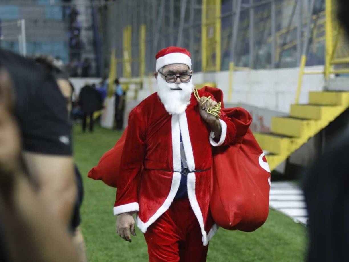 Santa Claus apareció en el estadio Morazán previo al inicio del partido Real España vs Motagua.