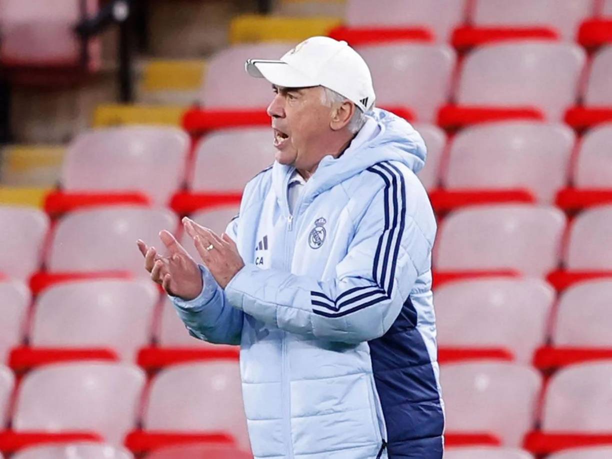 Dadas las circunstancias, Carlo Ancelotti podría recuperar el 4-3-3 con un nuevo tridente, colocando a Kylian Mbappé en su posición favorita y Jude Bellingham en el lugar que le dio muchas alegrías la temporada pasada.