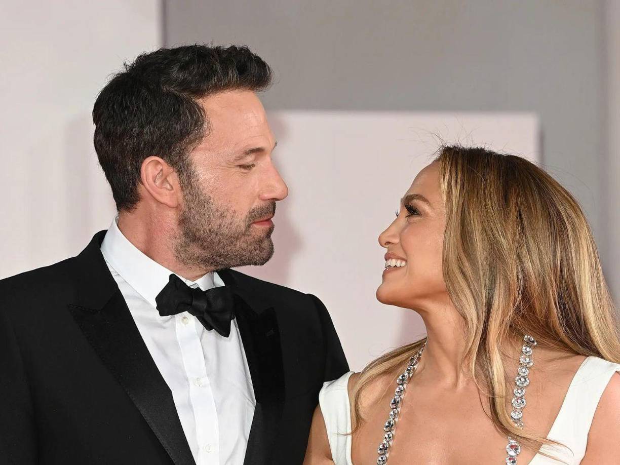 A más de un año de que se casaron Jennifer López y el actor Ben Affleck, éste fue captado de manera muy cariñosa con su exesposa, Jennifer Garner, en Los Ángeles.