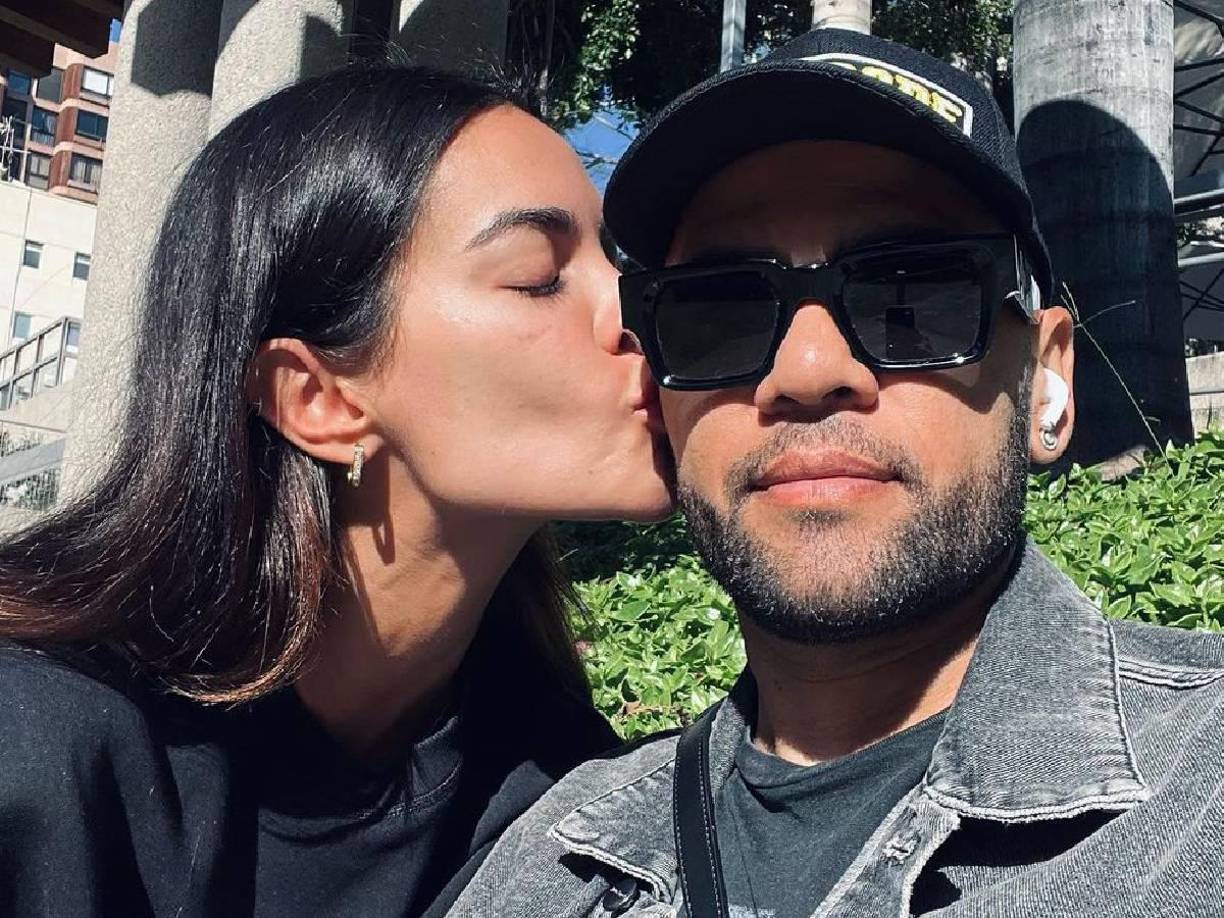 Ahora, con el paso del tiempo, el exjugador del Barcelona ha empezado una nueva vida al lado de su esposa, Joana Sanz.