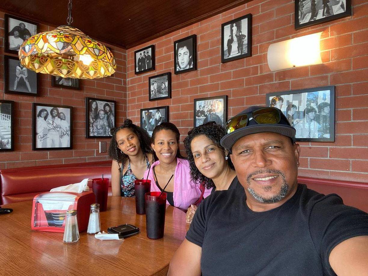 Carlos Pavón disfruta a lo grande al lado de su adorada familia.