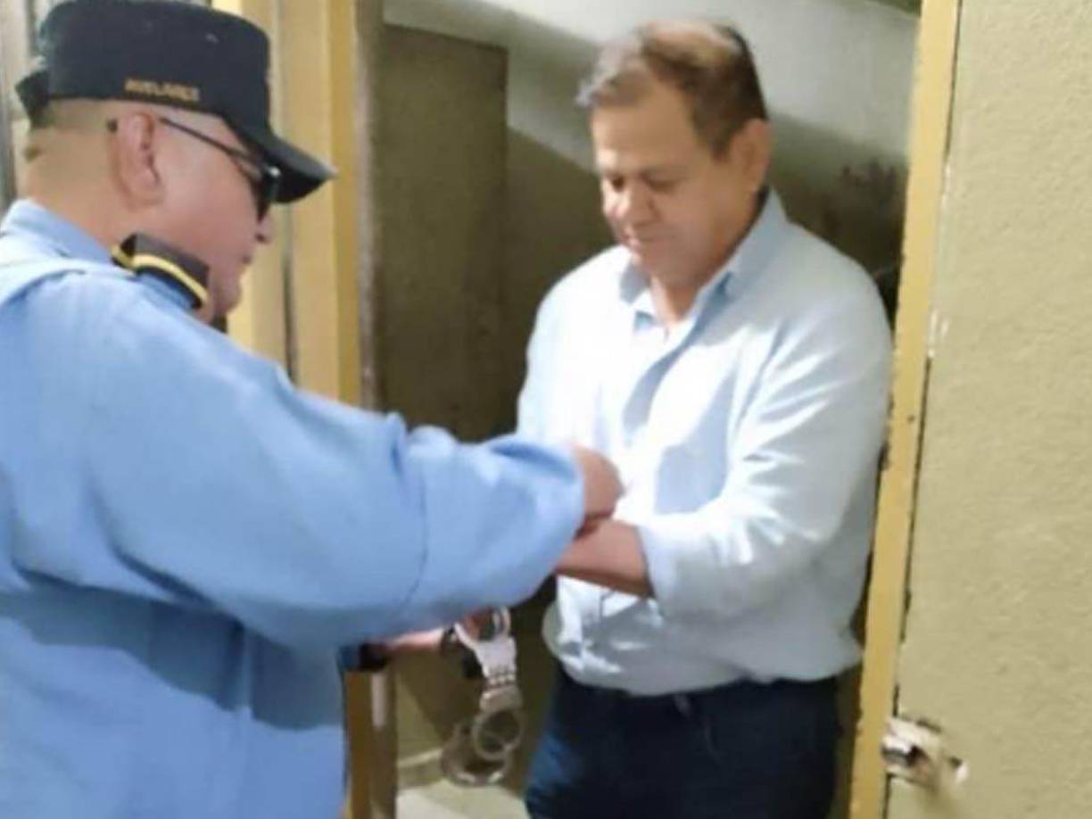 Las primeras imágenes de la captura del exjefe del Estado Mayor Conjunto de las Fuerzas Armadas de Honduras, Romeo Vásquez Velásquez, con sus manos esposadas, se han viralizado este domingo, 5 de enero, tras la noticia de su captura. 