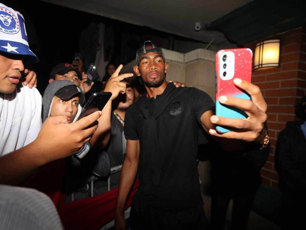 Jerry Bengston se tomó algunas fotografías con los hinchas presentes en el hotel.