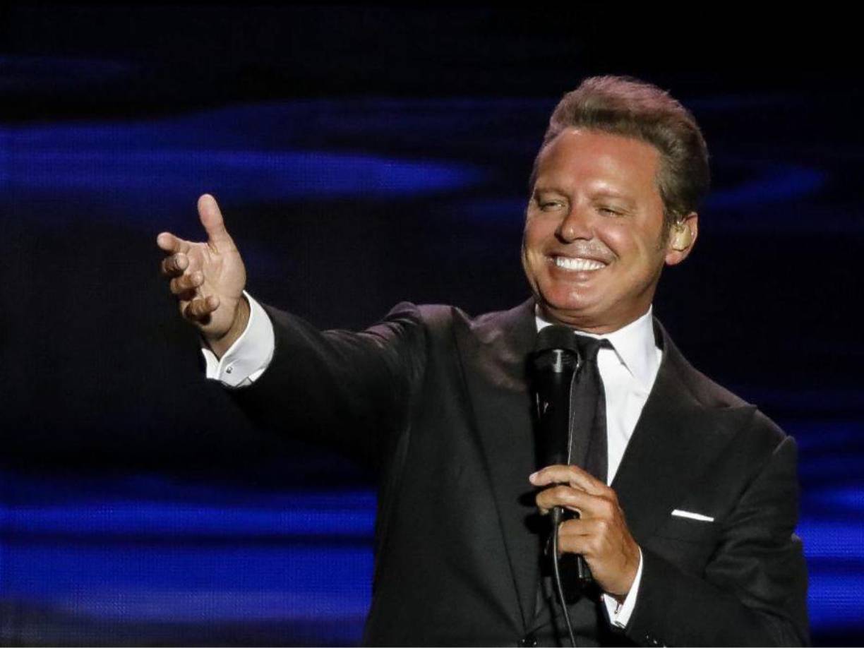 “A mí me sale en las cartas que Luis Miguel murió desde hace rato y que la persona que vemos no es él”, comentó la vidente a lo que el ‘Burro’ Van Ranking intentó desmentirla por ser amigo cercano del artista, pero ella siguió firme en su argumento.