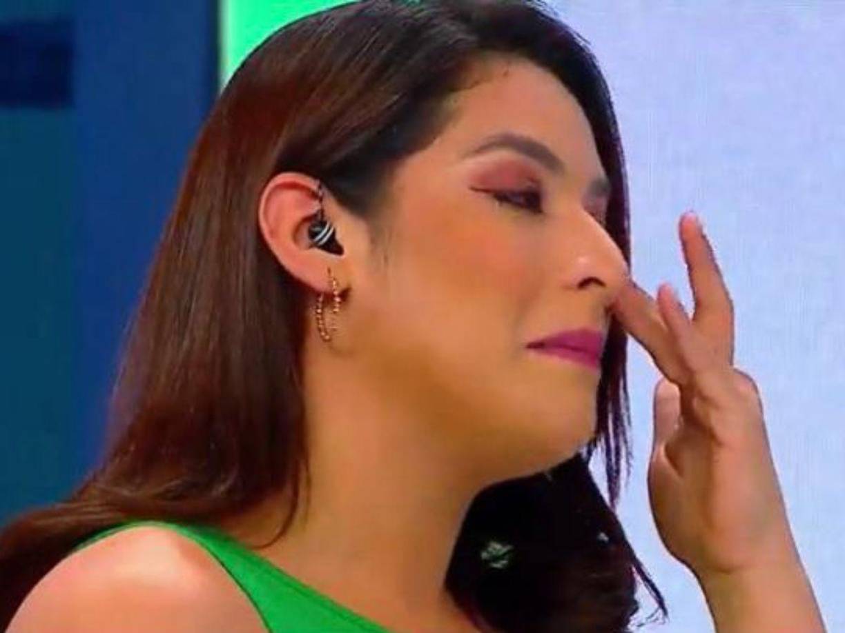 “Hoy me levanté así, hoy me levanté nostálgica, desganada, triste, preocupada, con ansiedad; no pude dormir bien. La verdad que escuchar esta música me hizo reflexionar mucho, entonces me toco mucho y gracias por eso. Han sido semanas complicadas”, dijo entre lágrimas Carolina Lanza. 