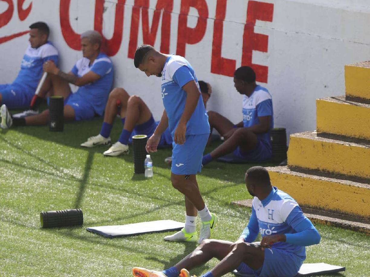 Bryan Acosta, quien salió con problemas físicos frente a México, entrenó el domingo separado, pero este lunes no tuvo problemas.