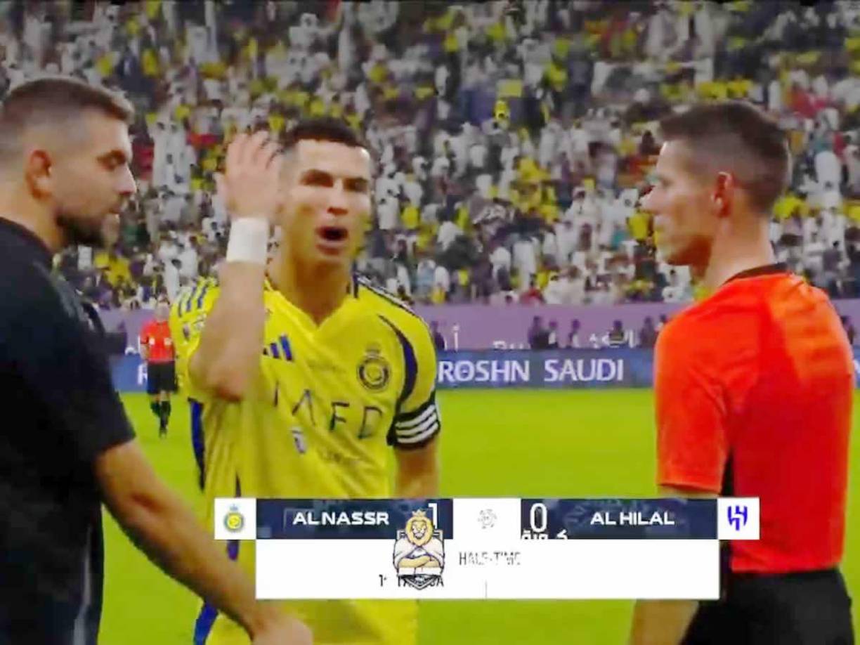 El delantero portugués dejó en evidencia su molestia con los árbitros.