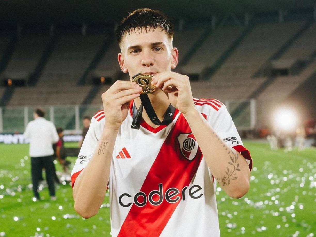 Según informa el medio argentino ‘Olé’, no hay oferta del Real Madrid por Franco Mastantuono, el joven centrocampista argentino al que el club blanco ha echado el ojo. Así, a River no le habría llegado la oferta de 20 millones de euros que ‘Sport’ informó este lunes que había salido de las oficinas de Florentino Pérez.