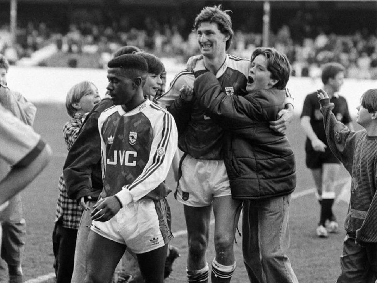 Sin embargo, no todo en la carrera de Tony Adams fue color de rosa y es el mismo jugador quien ha relatado en varias ocasiones como sus problemas extradeportivos le afectaron.