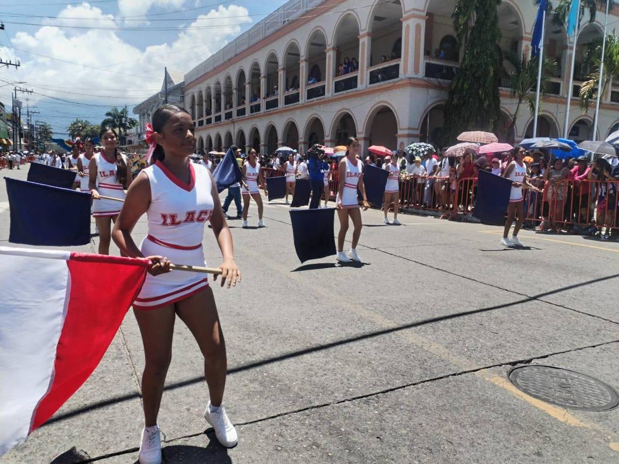 Este grupo de jovencitas llamó la atención en los desfiles patrios. 