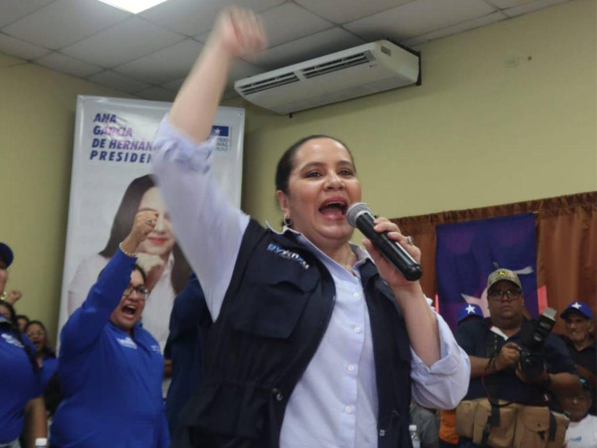 Tras la extradición de su esposo Juan Orlando Hernández condenado en una corte de Nueva York por delitos de narcotráfico, Ana García ha tomado un papel relevante en la política hondureña, convirtiéndose en la precandidata presidencial del movimiento Avanza del Partido Nacional.