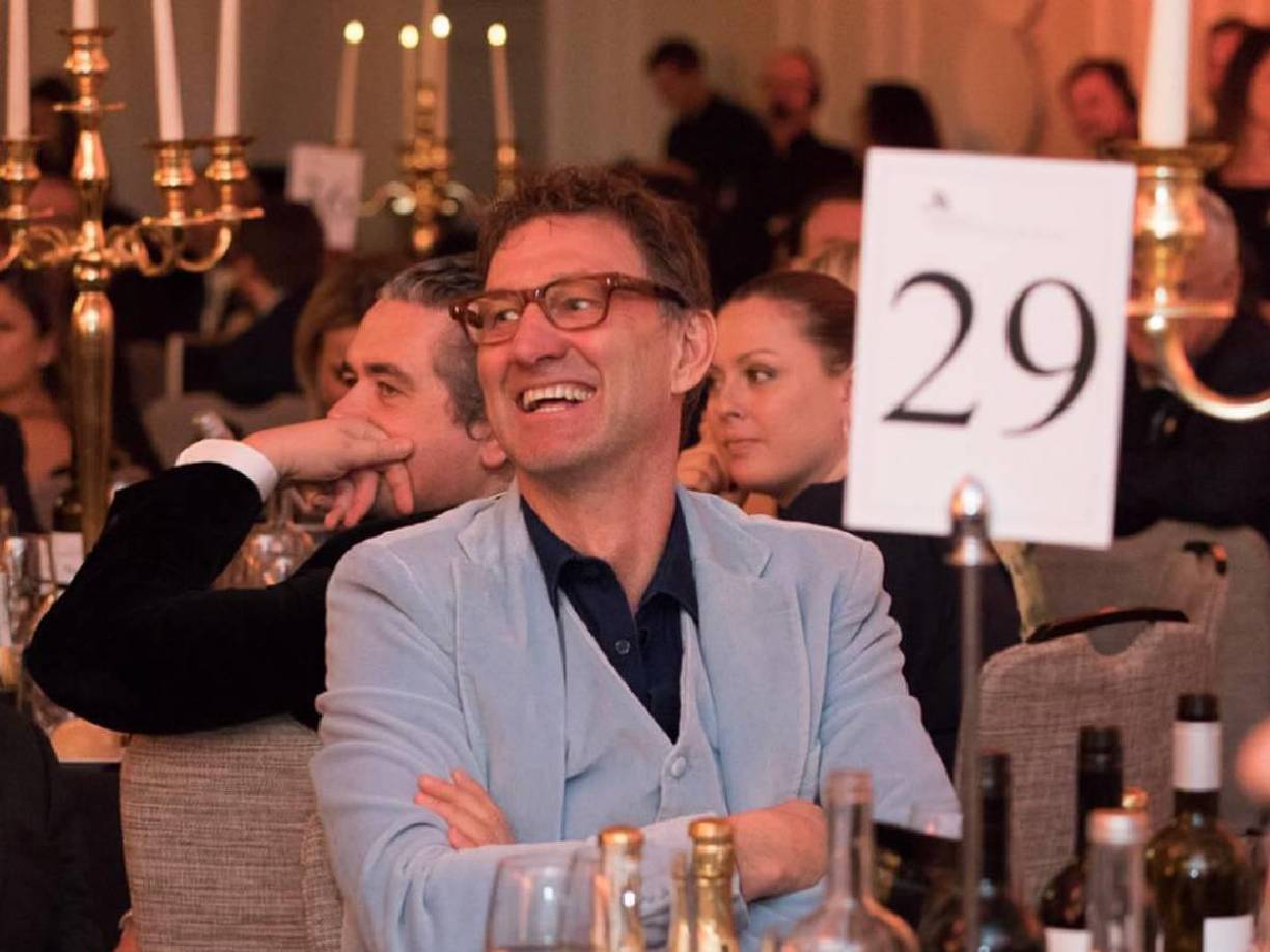 Después, Tony Adams fue a rehabilitación en donde conoció a su primera esposa y sobre ella reveló: “la puse en rehabilitación porque tomó crack y me rodeé de gente enferma para sostenerme”.