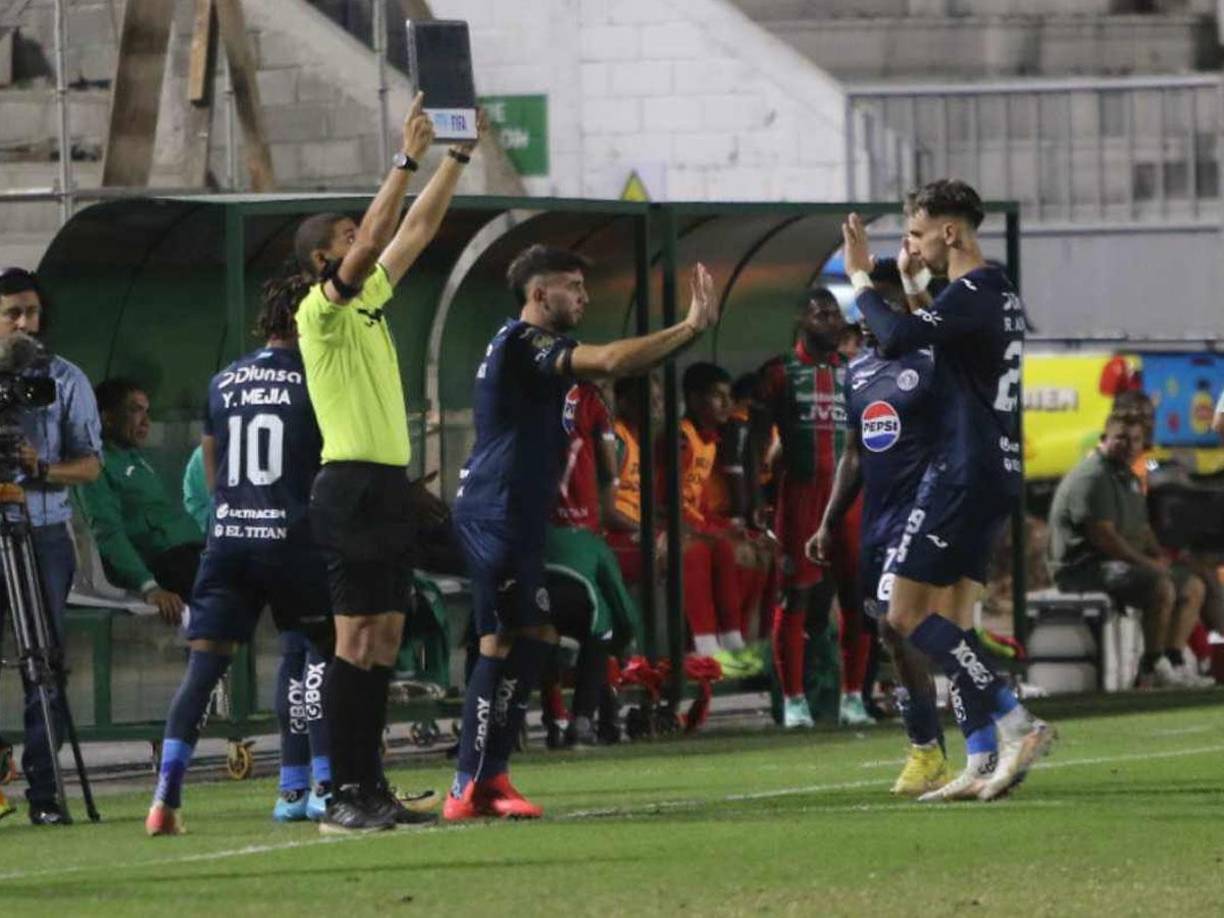 En el minuto 76, Agustín Auzmendi hizo su ingreso a la cancha en lugar de su hermano Rodrigo. ¡Qué momento!