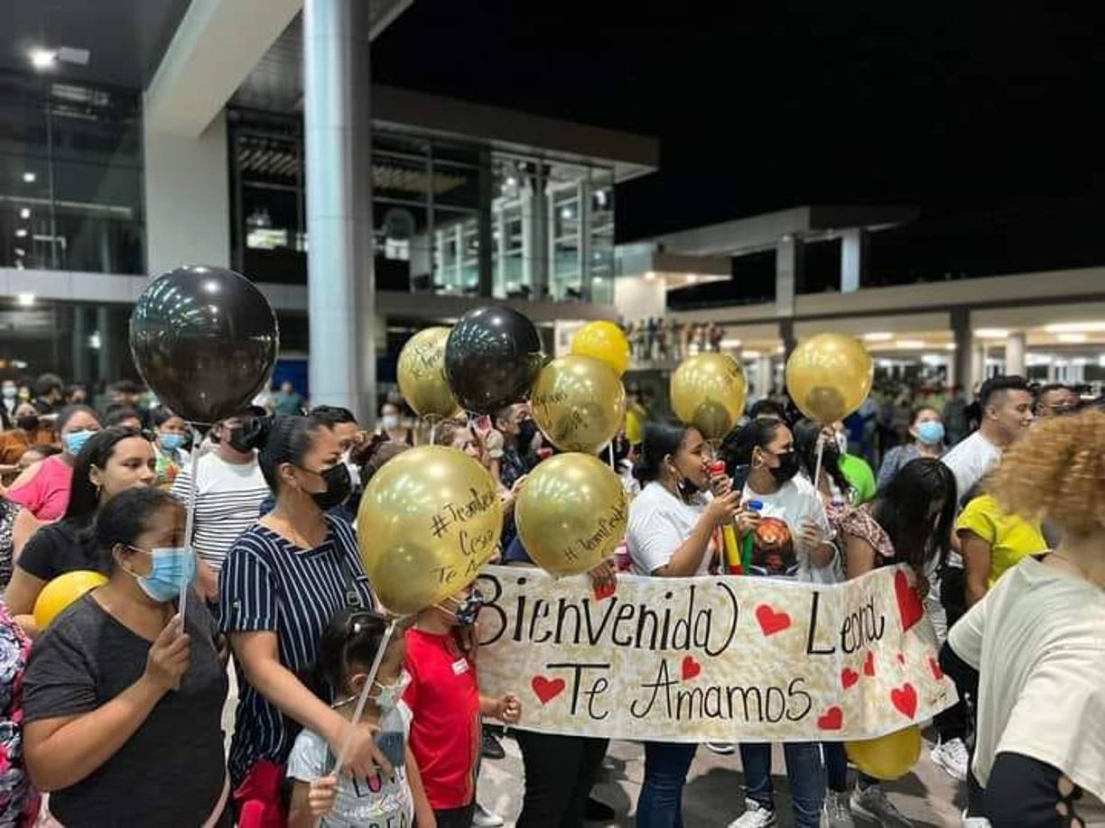 “La Leona” fue recibida por cientos de fanáticos que vociferaron su nombre al unísono y mostraron pancartas con mensajes de felicitación alusivos a su logro en el programa musical mexicano. 