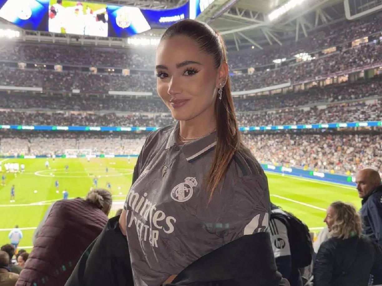 Y es que, Sofi ha compartido varios videos seguidos con diferentes camisetas donde puede leerse el nombre de Vini Jr.