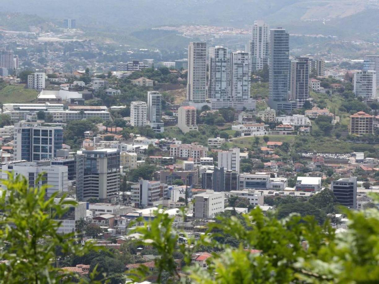 Antes de la construcción de la Torre Atlas, Honduras ya contaba con el edificio más alto de la región: Nuevos Horizontes, en San Pedro Sula, con 135 metros y 35 pisos.
