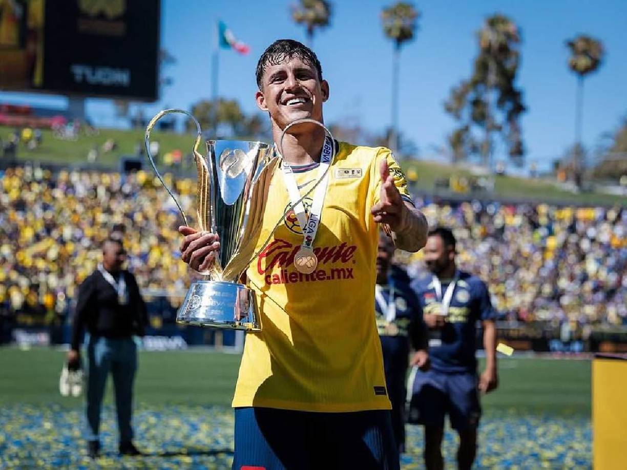 Calderón firmó un contrato por tres años con las águilas, de los cuales, en el primero ya obtuvo dos títulos, aunque en el Apertura 2024 tuvo que repartir minutos con Christian Borja, quien llegó a reforzar el equipo.