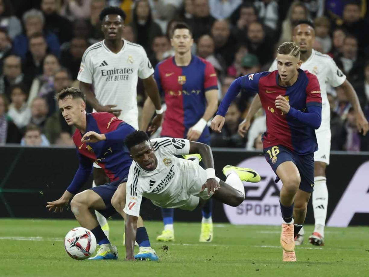 Marc Casadó le comete falta a Vinicius en un contragolpe que iniciaba el brasileño.