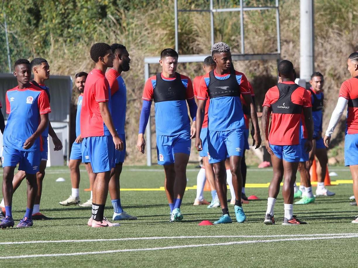 Jonathan Paz y Julián Martínez -con nuevo look en el cabello- apuntan a ser los defensores centrales en el Torneo Clausura 2025.