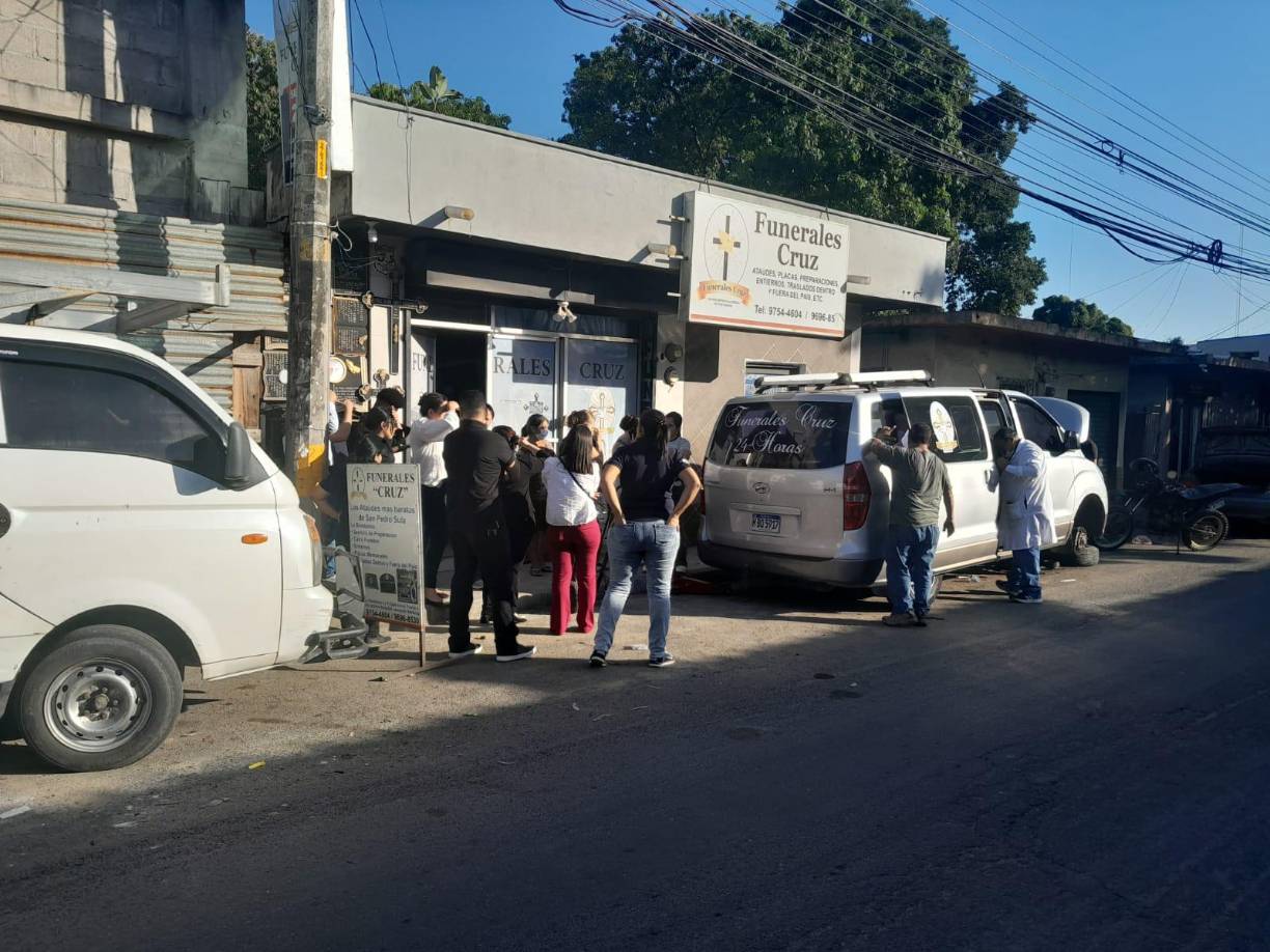 El cuerpo de Francis fue despedido por sus amigos en la funeraria Cruz hasta donde llegó una buena cantidad de sus excompañeros que ante el desconsuelo lloraron su irreparable pérdida.