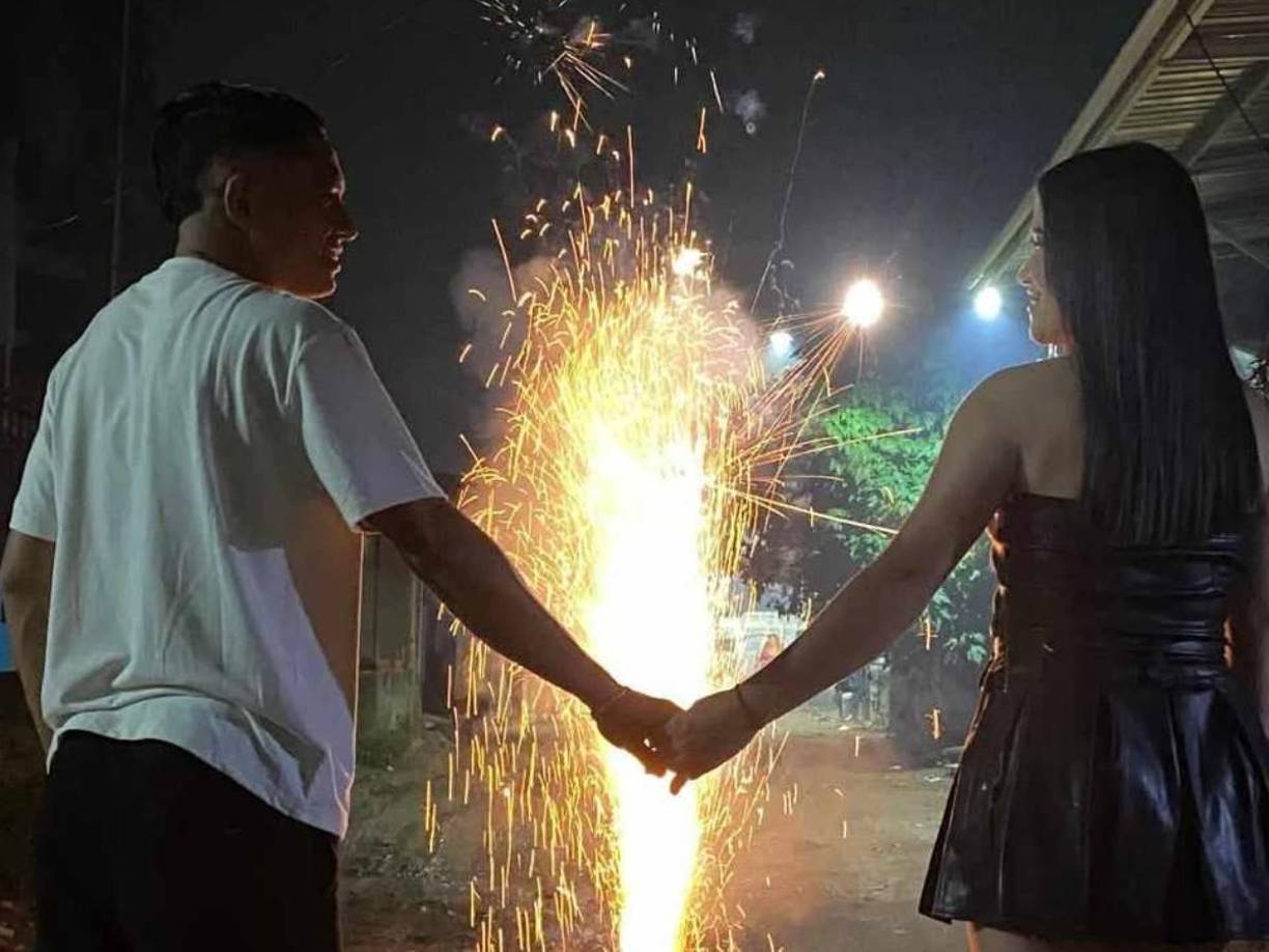 Odín Ramos, volante del Marathón, le dio la bienvenida al 2025 en el sector de Chamelecón junto a su novia.