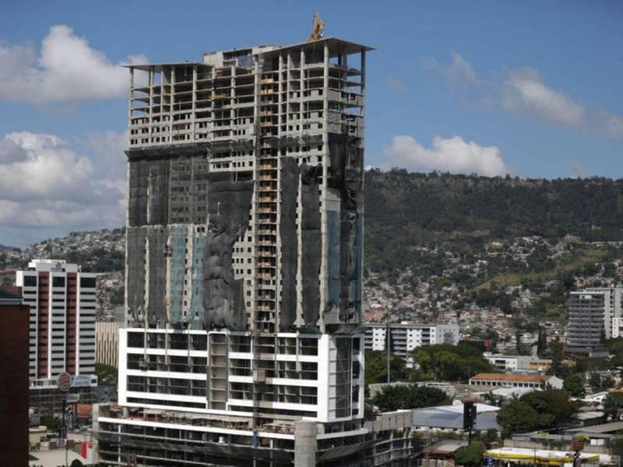 En un 70% avanza la construcción del que será el edificio más alto de los países del triángulo norte, que integran El Salvador (125 metros de altura), Guatemala (112 metros) y Honduras (136 metros). Será el segundo más alto de cinco países de Centroamérica. 