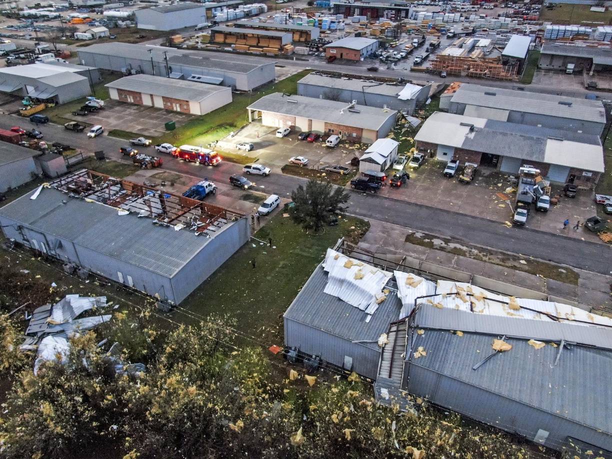 El tornado que azotó el condado de Jack destrozó una escuela preparatoria.
